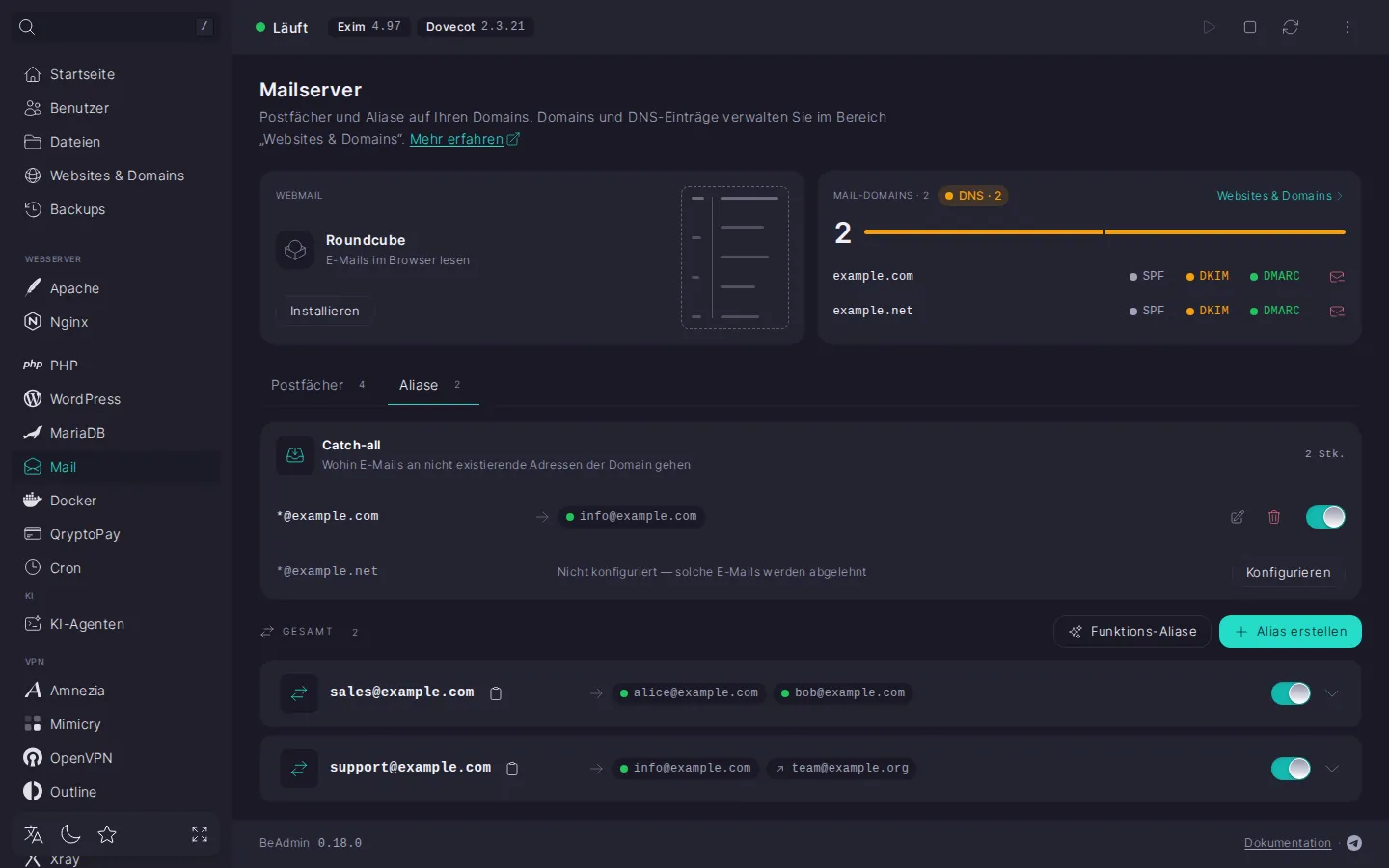 Der Reiter „Aliase“: der Catch-all-Block, in dem Nachrichten an nicht existierende Adressen von example.com an info@example.com gehen und für example.net kein Catch-all eingerichtet ist, die Schaltflächen „Funktions-Aliase“ und „Alias erstellen“ sowie eine Liste der Aliase sales@example.com und support@example.com mit ihren Empfängern
