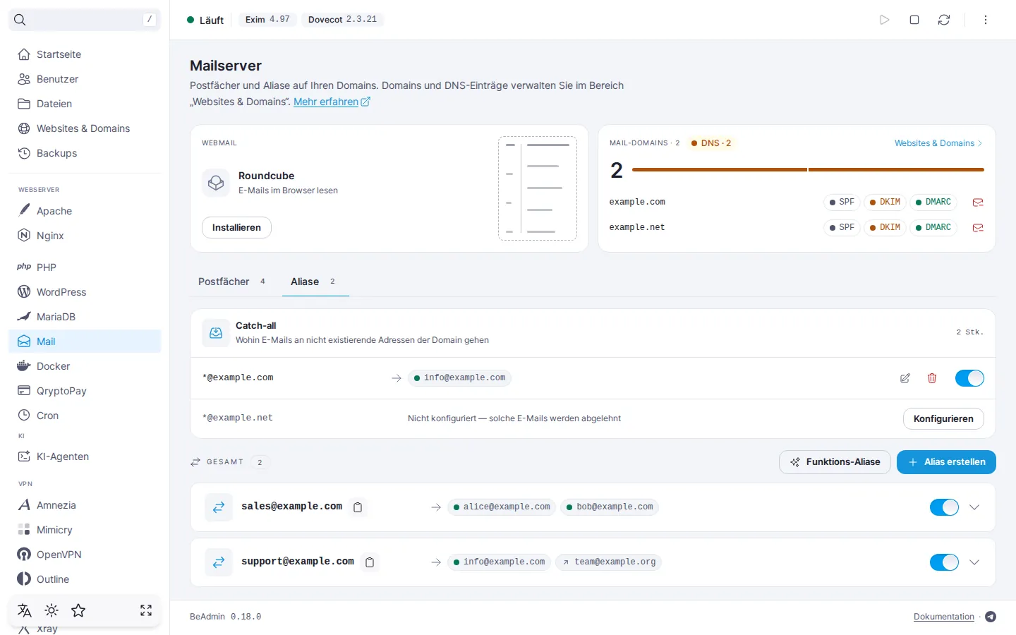 Der Reiter „Aliase“: der Catch-all-Block, in dem Nachrichten an nicht existierende Adressen von example.com an info@example.com gehen und für example.net kein Catch-all eingerichtet ist, die Schaltflächen „Funktions-Aliase“ und „Alias erstellen“ sowie eine Liste der Aliase sales@example.com und support@example.com mit ihren Empfängern