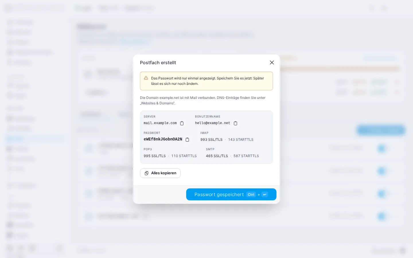 Das Fenster „Postfach erstellt“ für hello@example.net: ein Hinweis, dass das Passwort nur einmal angezeigt wird, eine Zeile zur Verbindung der Domain mit Mail, Server, Benutzername, Passwort und die Ports für IMAP, POP3 und SMTP sowie die Schaltflächen „Alles kopieren“ und „Passwort gespeichert“