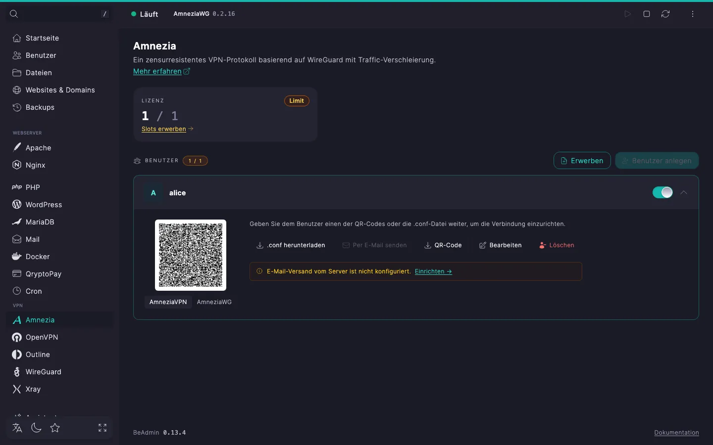 Ausgeklappte Amnezia-Nutzerzeile mit aktivem Reiter «AmneziaVPN», QR-Code, Kacheln für E-Mail und Kommentar und Schaltflächen «.conf herunterladen», «Per E-Mail», «QR-Code», «Bearbeiten», «Entfernen»
