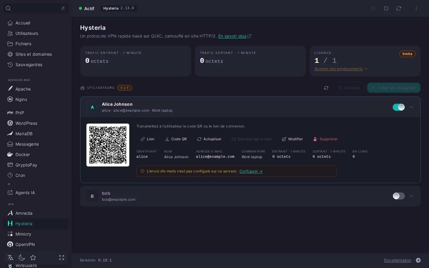 Ligne d’utilisateur Hysteria dépliée avec un code QR, les boutons « Lien », « Code QR », « Actualiser », « Envoyer par e-mail », « Modifier » et « Supprimer », et les tuiles d’identifiant, de nom, d’e-mail, de trafic et d’état « EN LIGNE »