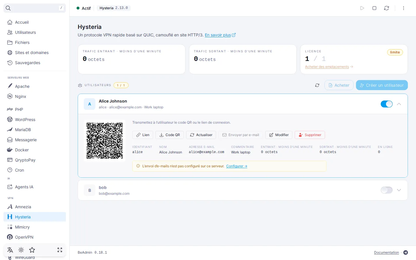Ligne d’utilisateur Hysteria dépliée avec un code QR, les boutons « Lien », « Code QR », « Actualiser », « Envoyer par e-mail », « Modifier » et « Supprimer », et les tuiles d’identifiant, de nom, d’e-mail, de trafic et d’état « EN LIGNE »