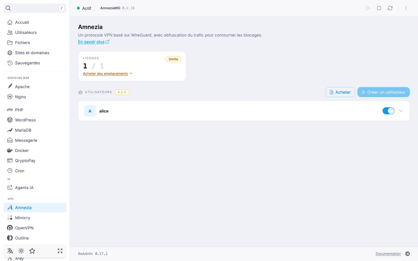 En-tête de la page du module Amnezia : indicateur d’état, badge « AmneziaWG », boutons de démarrage, d’arrêt et de redémarrage, et menu d’actions