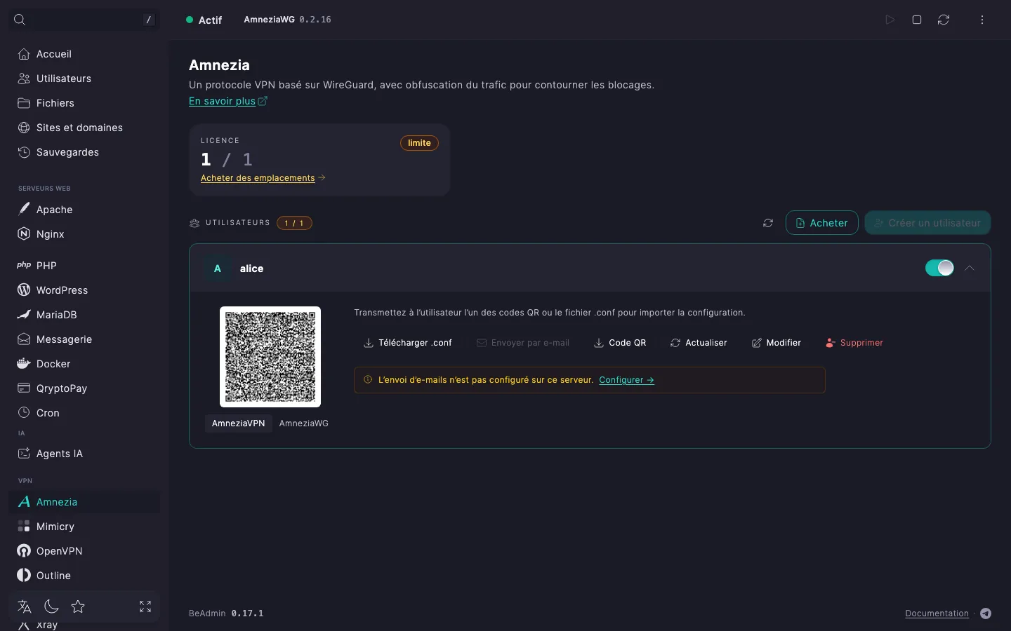 Ligne dépliée d’un utilisateur Amnezia avec l’onglet « AmneziaVPN » actif, un code QR, les tuiles d’e-mail et de commentaire, et les boutons « Télécharger .conf », « Envoyer par e-mail », « Code QR », « Modifier » et « Supprimer »