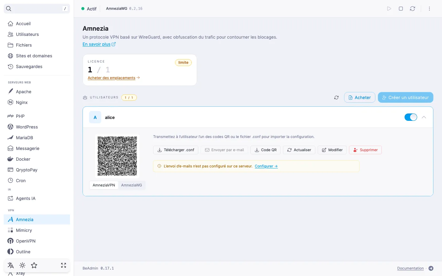 Ligne dépliée d’un utilisateur Amnezia avec l’onglet « AmneziaVPN » actif, un code QR, les tuiles d’e-mail et de commentaire, et les boutons « Télécharger .conf », « Envoyer par e-mail », « Code QR », « Modifier » et « Supprimer »
