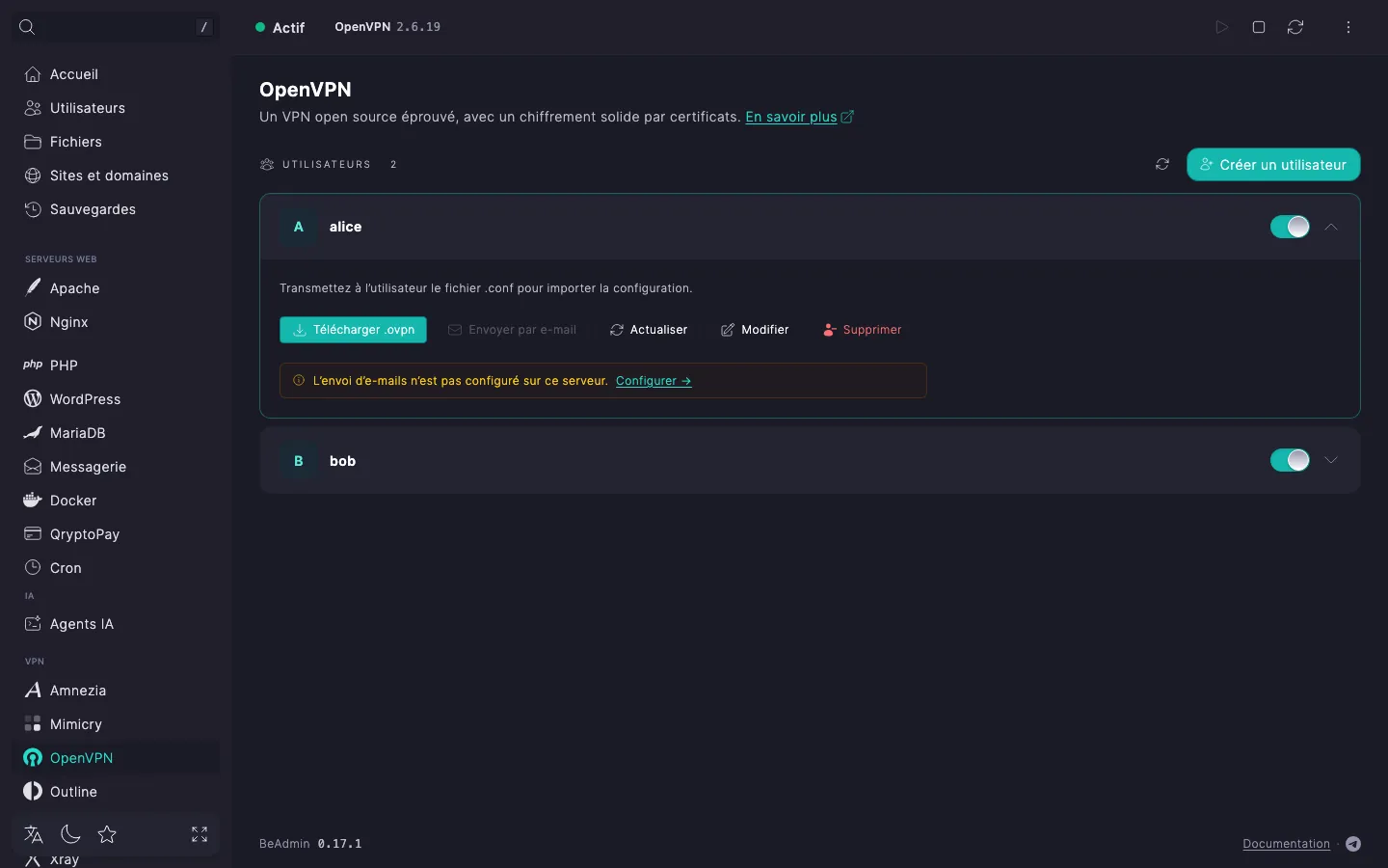 Ligne d’utilisateur OpenVPN dépliée avec les tuiles d’e-mail et de commentaire et les boutons « Télécharger .ovpn », « Envoyer par e-mail », « Modifier », « Supprimer »