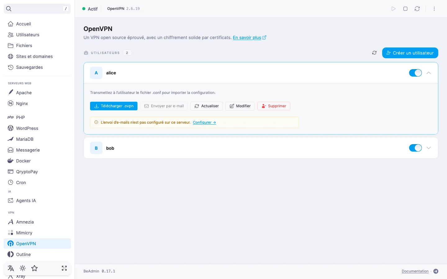Ligne d’utilisateur OpenVPN dépliée avec les tuiles d’e-mail et de commentaire et les boutons « Télécharger .ovpn », « Envoyer par e-mail », « Modifier », « Supprimer »