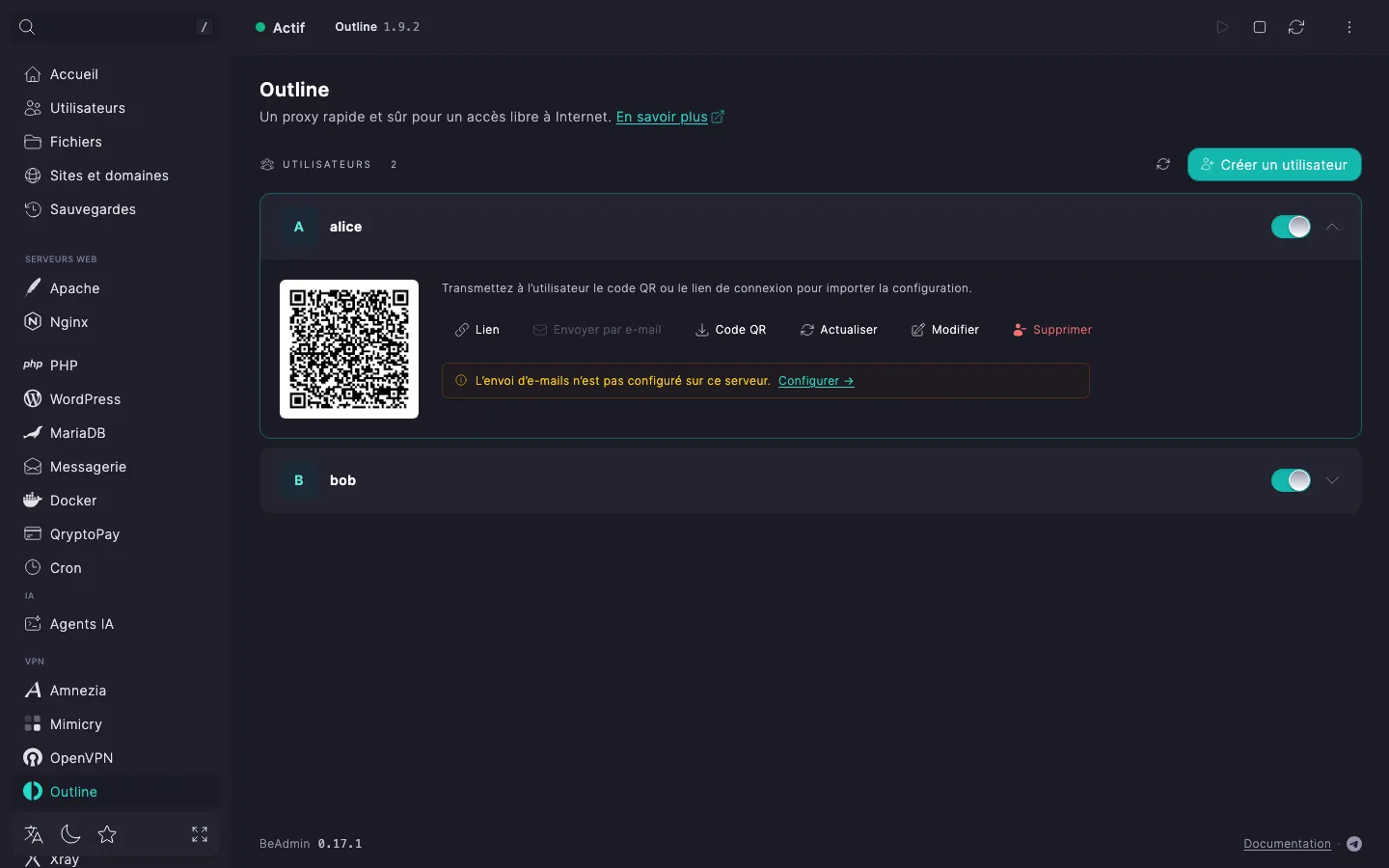 Ligne dépliée d’un utilisateur Outline avec un code QR, les tuiles d’e-mail et de commentaire, et les boutons « Lien », « Envoyer par e-mail », « Code QR », « Modifier » et « Supprimer »