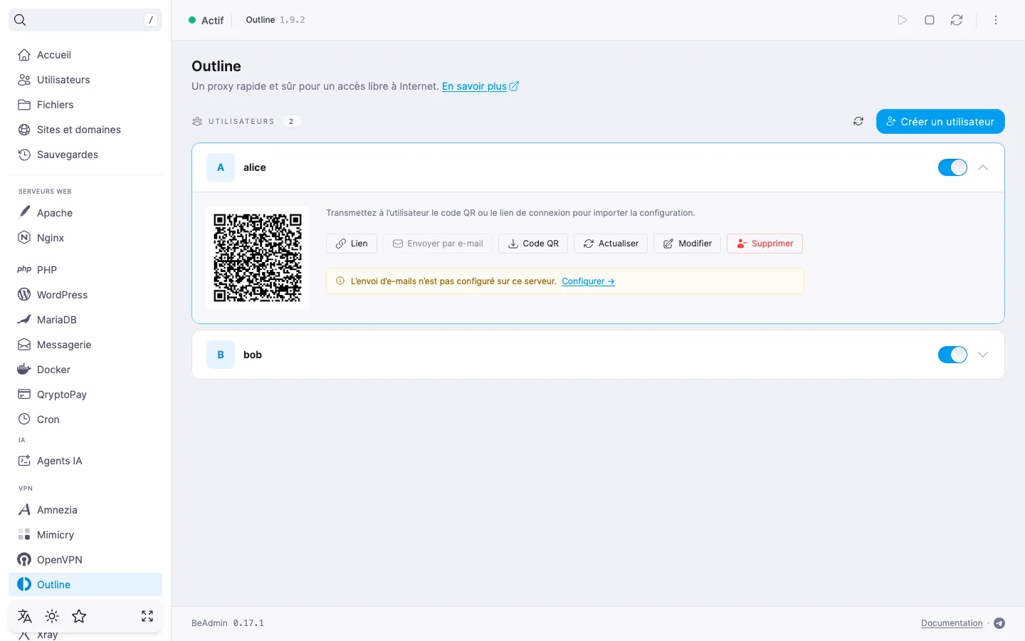 Ligne dépliée d’un utilisateur Outline avec un code QR, les tuiles d’e-mail et de commentaire, et les boutons « Lien », « Envoyer par e-mail », « Code QR », « Modifier » et « Supprimer »