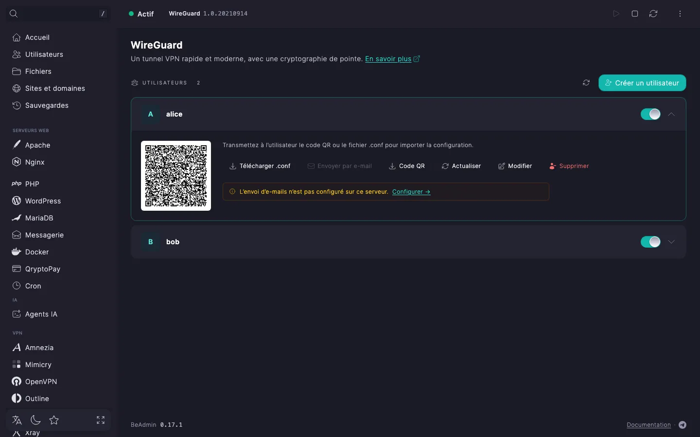 Ligne d’utilisateur WireGuard dépliée avec un code QR, les tuiles d’e-mail et de commentaire et les boutons « Télécharger .conf », « Envoyer par e-mail », « Code QR », « Modifier », « Supprimer »