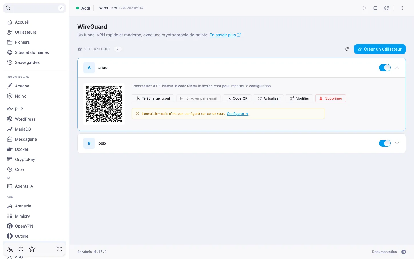 Ligne d’utilisateur WireGuard dépliée avec un code QR, les tuiles d’e-mail et de commentaire et les boutons « Télécharger .conf », « Envoyer par e-mail », « Code QR », « Modifier », « Supprimer »