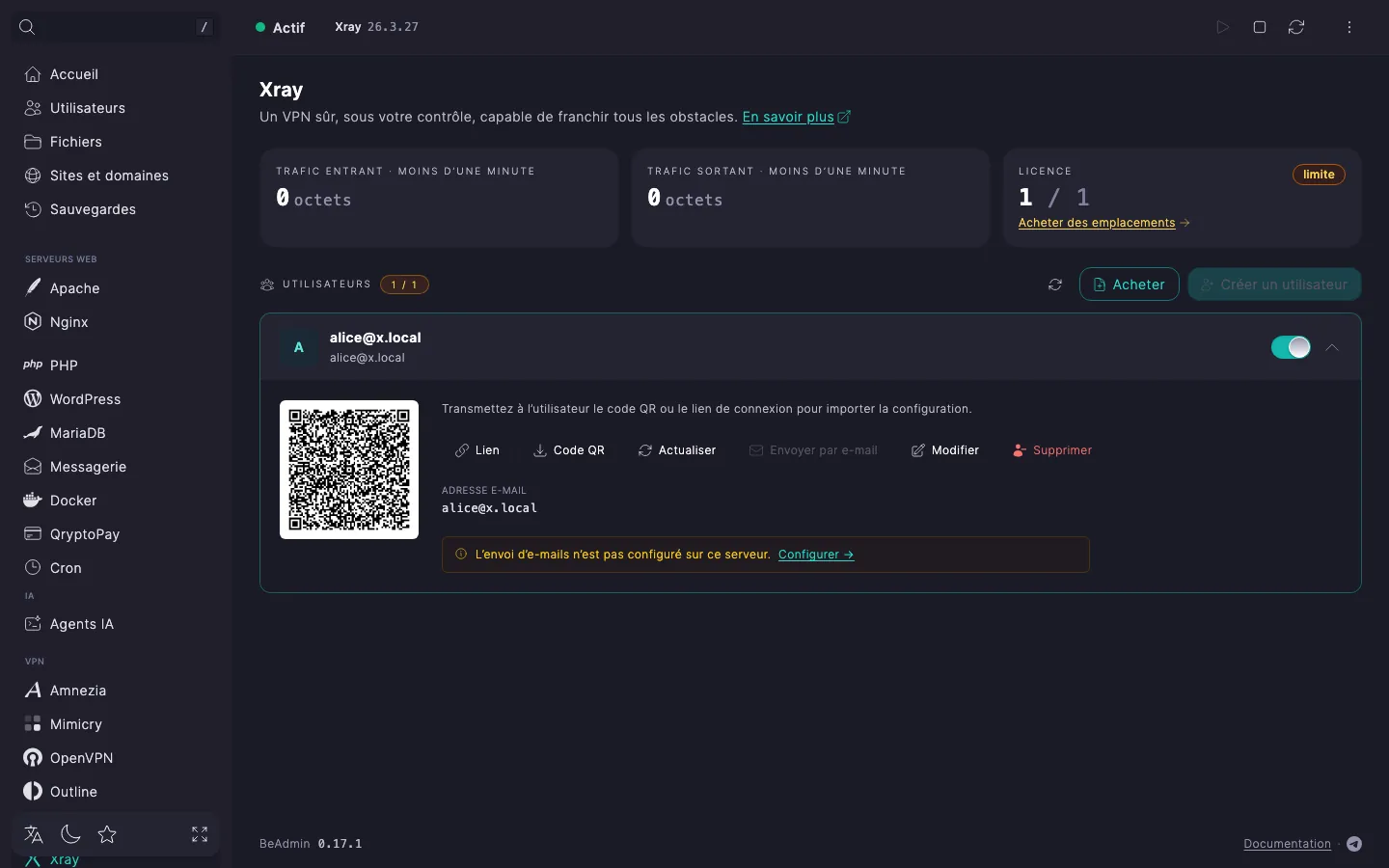 Ligne d’utilisateur Xray dépliée avec un code QR, les tuiles d’adresse e-mail et de statistiques de trafic, et les boutons « Lien », « Code QR », « Envoyer par e-mail », « Modifier », « Supprimer »