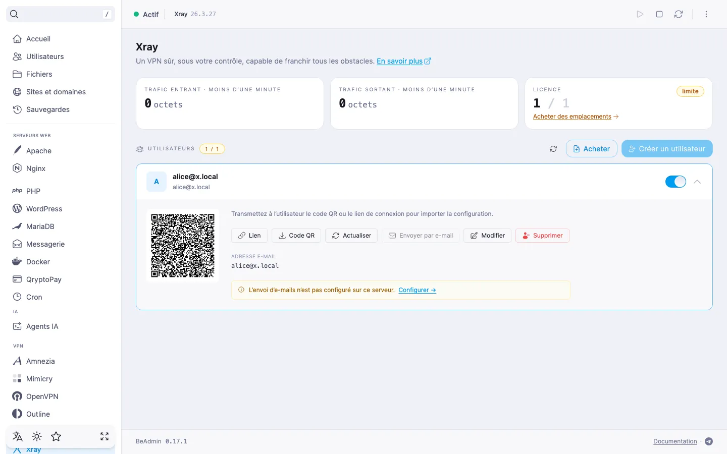 Ligne d’utilisateur Xray dépliée avec un code QR, les tuiles d’adresse e-mail et de statistiques de trafic, et les boutons « Lien », « Code QR », « Envoyer par e-mail », « Modifier », « Supprimer »